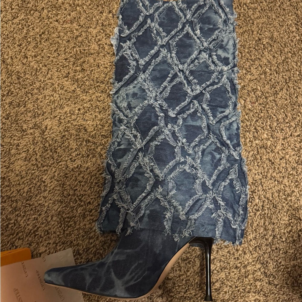 This is a wide calf boot if you don’t have big legs they’re not for you